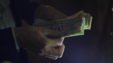 İşadamı Depo Kutusunu Güçlü Oda 'da Depo İçinde Dolarlık Kağıt Para Deposu Açıyor 