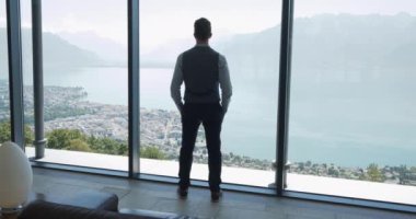 Pencere Manzaralı Modern Ofis Binası 'nda başarılı genç iş adamı. Yüksek kalite 4k görüntü