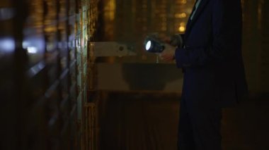 Dedektif müfettiş gizli oda gerilim sahnesini inceliyor. Yüksek kalite 4k görüntü
