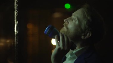 Genç Satış Bankası Müdürü Karanlık Kasa 'yı Arıyor El fenerini kullanarak