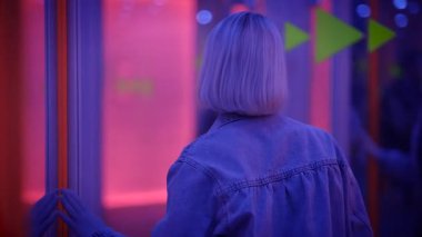 Kendine Güvenen Kadın Aynalar Salonunun İçinde Kendi Yansımasını Gören Kişi