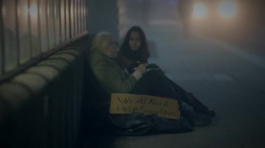 Bunalımlı ve Sefil Yaşlı Erkek Sokak Adamı Dondurucu Gece 'de Yardım Bekliyor