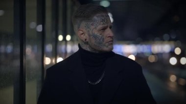Başı ve yüzü dövmeli Maverick Asi Adam 'ı Kışkırtma Biçimi ile Gözetlemek