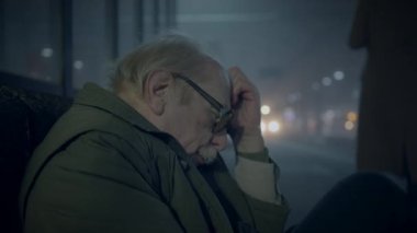 Dost Canlısı Kadın İyilik Yapıyor Cömert Yardımsever Muhtaç Adam