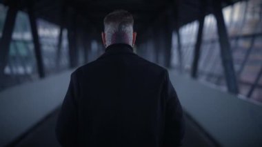 Başı ve yüzü dövmeli Maverick Asi Adam 'ı Kışkırtma Biçimi ile Gözetlemek