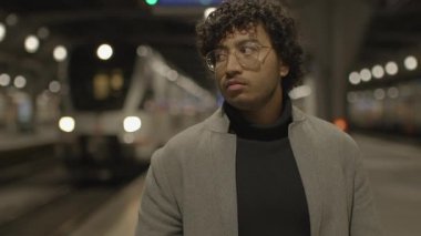 Üzücü Erkek Konuşan Hüsrana uğramış Dışarıda Sinirli Tartışma Stresli