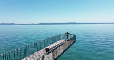 Mutlu ve Tasasız Genç Kadın Portresinin Mutluluk Portresi. Yüksek kalite 4k görüntü