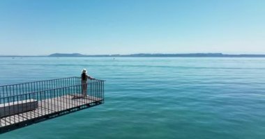 Genç Afrikalı Kadın Köprü Yolu 'nda Göl Manzarası Panoraması ile Yürüyor. Yüksek kalite 4k görüntü