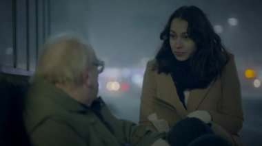 Bunalımlı ve Sefil Yaşlı Erkek Sokak Adamı Dondurucu Gece 'de Yardım Bekliyor
