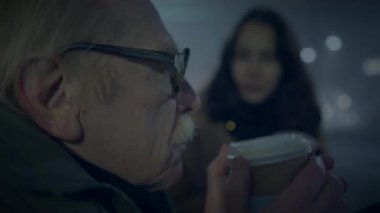 Zavallı Dilenciye Şefkat ve Empati Gösteren Genç Kadın