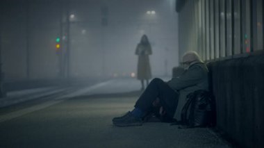 Bunalımlı ve Sefil Yaşlı Erkek Sokak Adamı Dondurucu Gece 'de Yardım Bekliyor