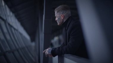 Dikkat çeken Dövmeli Erkek Şehir Caddesinde Duruyor