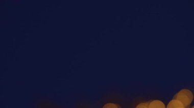 Koyu arkaplandaki altın bokeh ışıkları görsel sunumlar için mükemmel bir şenlik atmosferi yaratır.