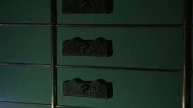 Banka kasalarındaki güvenli kasaların yakın plan çerçeveleri, güvenlik ve kilit detaylarını vurguluyor..