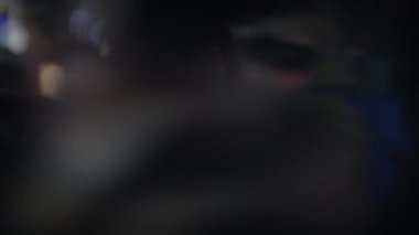 Yüzünün yarısı aydınlanmış, loş bir şehir ortamında duran bir kadın gizemli bir titreşim yayar..