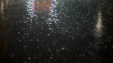 Gece yağmuru, sokak lambası ıslak zemine yansıyor dengesiz bir atmosfer yaratıyor, dingin bir ortam yaratıyor.
