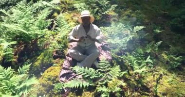Genç Afrikalı Kadın Orman Doğası 'nda Yoga Meditasyon Egzersizi Yapıyor. Yüksek kalite 4k görüntü
