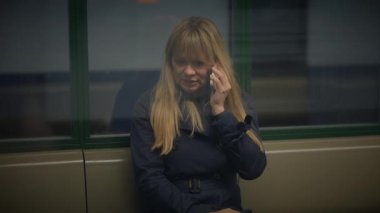 Karamsar yansıma hareketi tarafından bulanık bir pencereden tren yolculuğunun özünü yakalıyor..