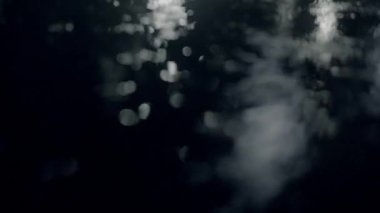 Karanlık soyut arka plan, ışık yansımaları, dingin atmosfer, sakinleşme ve esrarengiz his için mükemmel.