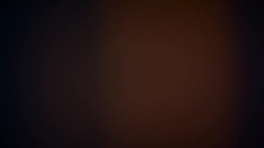 Gece karanlığında loş bir koridor, sisli ve cam duvarlarda yansımalarla gizemli ve karamsar bir ortam yaratıyor.