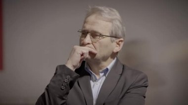 Derin düşüncelere dalmış yaşlı bir adam. Etrafı bulanık geçmişiyle çevriliyken ciddi kararlar vermeyi düşünüyor..