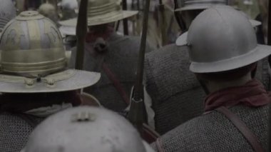 Ortaçağ askerlerine yakın çekim, savaş için hazır miğferler ve zırhlar..