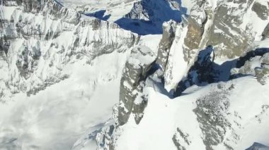 Karla kaplı tepelerin ve engebeli arazinin görkemli sıradağlardaki havadan görünüşü, el değmemiş güzellik ve dinginliği gözler önüne seriyor.