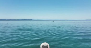 Huzurlu gök mavisi okyanus bulutsuz gökyüzü ile buluşur ve kıyı şeridi boyunca huzur ve sükunet hissi yaratır.