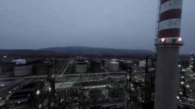 Hava perspektifi, akşam saatlerinde depolama tankları ve bacalarıyla endüstriyel petrol rafinerisini yakalıyor.