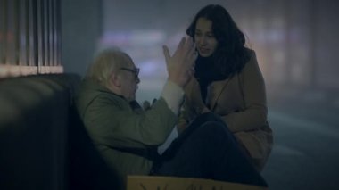 Gece boyunca, şefkatle dolu nazik bir kadın sokakta oturan yaşlı bir adama yardım eder.