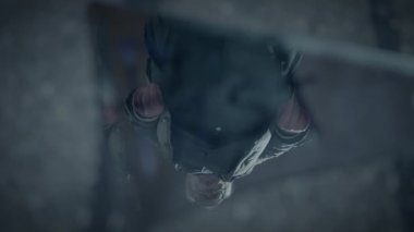 Bir sanat eseri, şehir yansıması ve melankoliyi çağrıştıran parçalanmış bir camın içinden görülen bir insanı tasvir eder.