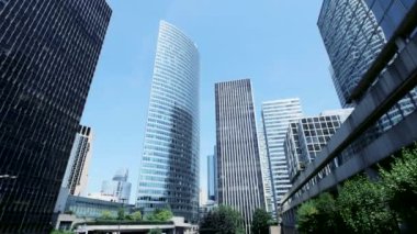 Gökyüzünün altındaki hareketli modern şehir merkezinde yüksek binalar ve çağdaş mimari.