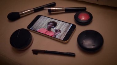 Makyaj malzemelerini etrafta gösteren, bakım ve güzellik rehberliği sağlayan bir akıllı telefon.