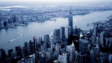 İkonik gökdelenler ve nehirlerin yer aldığı New York şehrinin ufuk çizgisi alacakaranlıkta yüksek bir açıdan görülüyor.