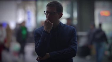 Kentsel bir ortamda, düşüncelere dalmış, düşüncelere dalmış, sakin bir atmosfer yaratmış bir adam.