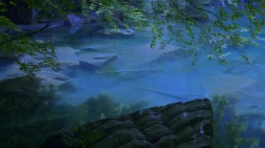 Gece huzurlu bir orman deresi, sakin sular ve yemyeşil, huzurlu ve resimsel bir manzara yaratır.