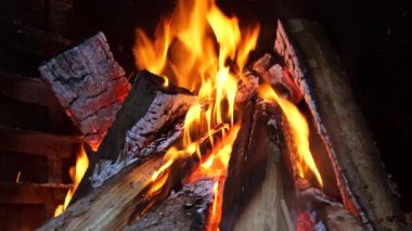 Çok güzel aydınlatılmış şömine manzarası, çatırdayan yakacak odunları, rahat ve rahatlatıcı bir atmosfer yaratıyor.