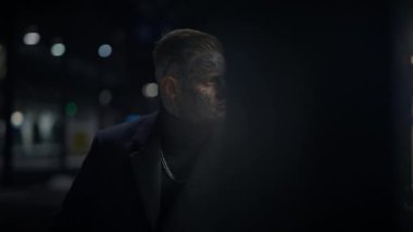 Gece atmosferik kentsel bir sahne, soluk ışıklar ve karanlıkta kaybolan gizemli bir siluet..