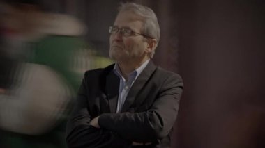 Hareketli, bulanık bir çevrede sanatsal bir bulanıklık gösteren dinamik kentsel tarzı olan bir adam.