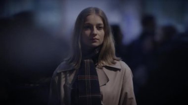 Sanatsal fotoğraf, yoğun bir şehirde hızlı şehir yaşamını gösteren bulanık hareketlerle isimsiz insanları yakalıyor.