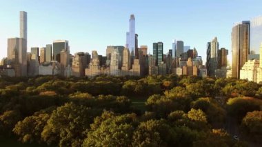 Muhteşem bir hava manzarası, sonbahar sezonunun canlı renklerinde Manhattan silueti ile Central Park 'ı yakalıyor.