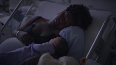 Geceleri sessiz bir hastanede, bir anne ve bebek sevgi ve samimiyetle dolu huzurlu bir anı paylaşıyorlar.