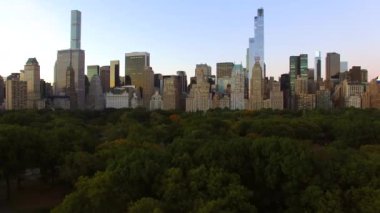 Alacakaranlık saatlerinde Central Park 'la New York şehrinin gökyüzü manzarasının tadını çıkarın.