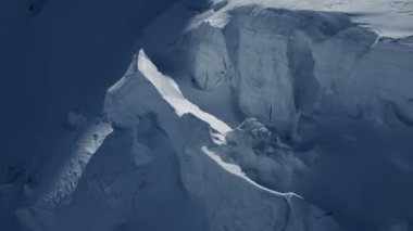 Uzak bir kutup bölgesinde, doğal güzelliği gösteren, nefes kesici bir buzul oluşumu..