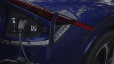 Konektör bileşeniyle birlikte şarj edilen elektrikli araçların yakın çekim ve ayrıntılı görüntüsü