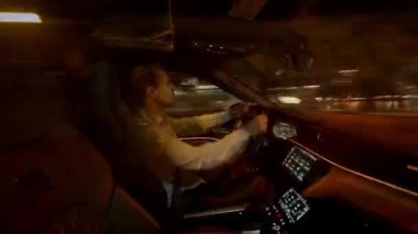 Şehirli sürüşün dinamik özünü büyüleyici hareket bulanıklığı ve incelik duygusuyla yakalıyorum.