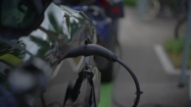Yeşil şehir ortamında elektrik yüklü bir araç sürdürülebilir ulaşım sergiliyor.