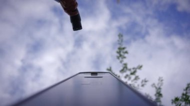 Pulic Şarj İstasyonunda kablolu bağlantı kullanan şarjlı bir elektrikli araba görüntüsü 