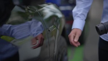 Pulic Şarj İstasyonuna Kablo Bağlantısı Kullanarak Elektrikli Araba Yükleniyor 