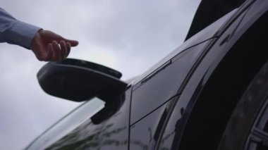 Kamu Şarj İstasyonunda bir kablo bağlantısı kullanan Şarjlı Elektrikli Aracın şık ve çarpıcı yakın görüntüsü 